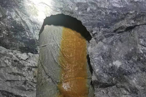 矿山术语：瓦斯抽放、通风  充填、排水、通风、溜矿、安全通道